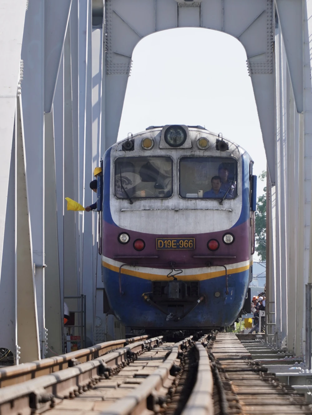 Đúng 9 giờ ngày 11- 3, đoàn tàu hàng mang số hiệu H4501 với đầu kéo mang số hiệu đầu máy D19E-966 bắt đầu lăn bánh qua cầu Ghềnh sau hơn 5 ngày tuyến đường sắt bị ảnh hưởng vì sự cố tàu thủy tông vào cầu Ghềnh khi lưu thông trên sông Đồng Nai. Đoàn tàu gồm 22 toa xe với tổng tải trọng 962 tấn, hành trình từ Bắc - Nam.