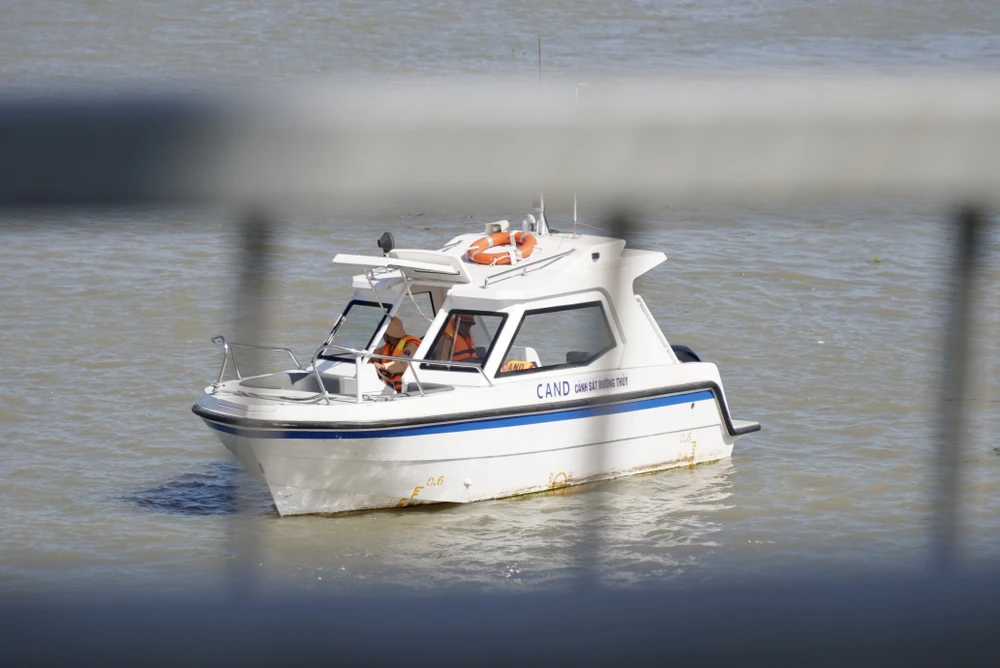 Để đảm bảo an toàn tuyệt đối, trong quá trình chuyến tàu hoả đi trên đường ray qua cầu Ghềnh, lực lượng CSGT đường thuỷ cũng đã có mặt tại hiện trường yêu cầu các tàu thuỷ, sà lan tạm dừng cho đến khi tàu hoả đi qua.