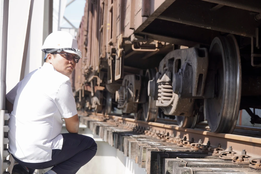 Khi đoàn tàu qua đoạn đường ray bị sự cố trong vụ tàu thuỷ đâm vào cầu Ghềnh thì kỹ sư ngành đường sắt quan sát để đánh giá toàn diện độ an toàn của đường ray và cầu Ghềnh.