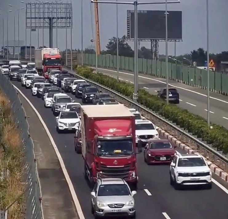 Dòng xe đổ về hướng TP.HCM chiều ngày 3-5. Ảnh: CTV