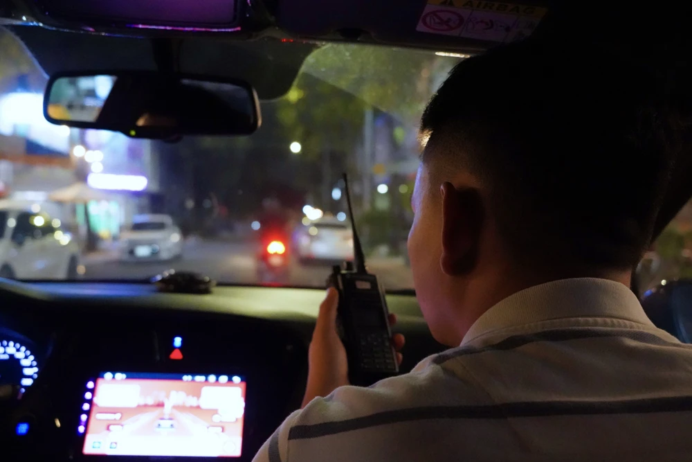 Lực lượng chức năng mật phục xử lý các trường hợp đã uống rượu bia còn lái xe. Ảnh: CA