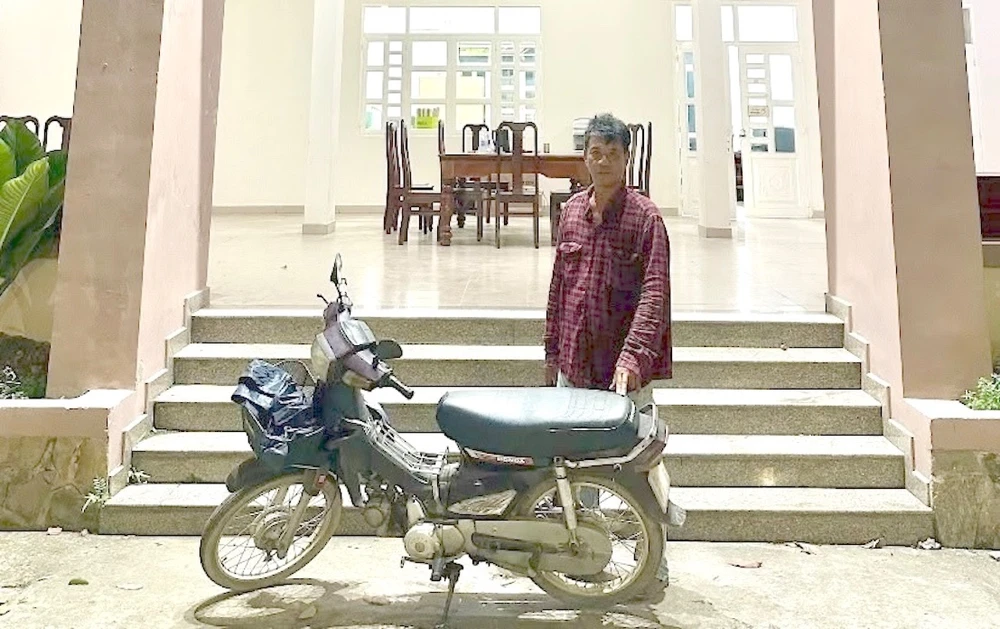 Đinh Trung Hiếu đi chiếc xe máy chạy ngược chiều gây tai nạn rồi bỏ trốn. Ảnh: CA.
