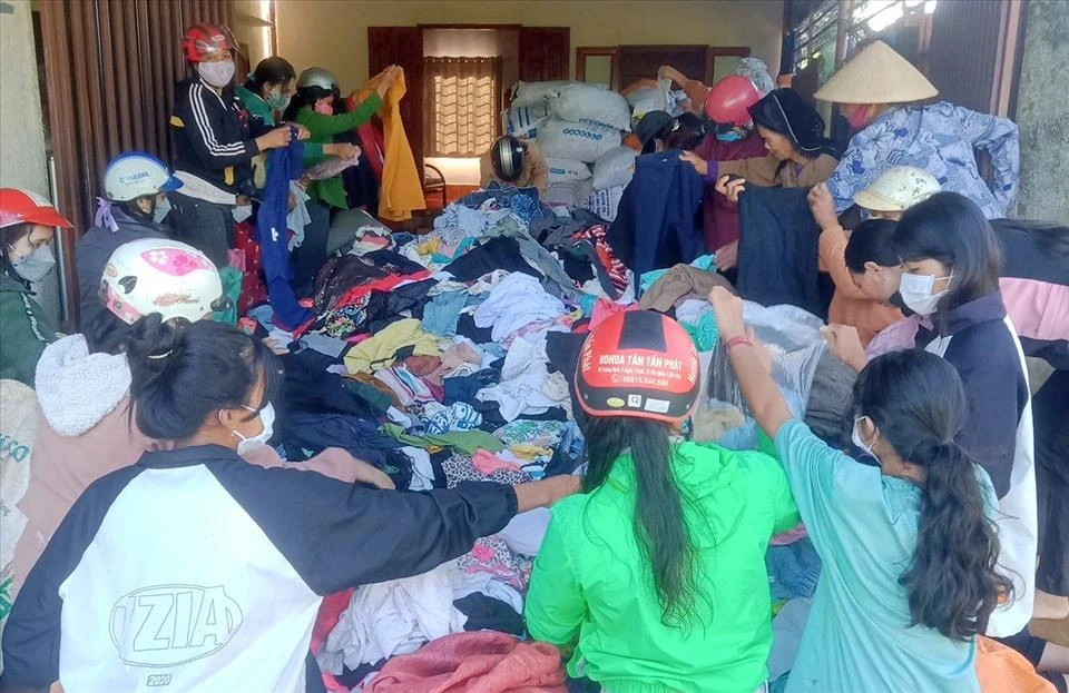 Người dân nhận áo quần tại nhà chị Thúy. Ảnh: TNT