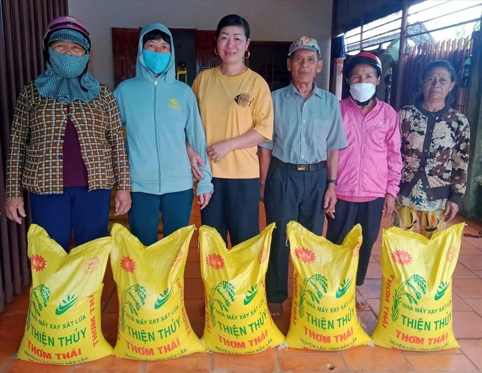 Chị Thúy tặng gạo cho người nghèo. Ảnh: TNT