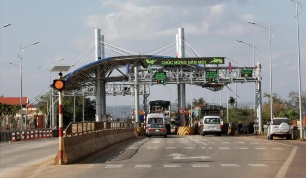 Trạm thu phí BOT Quang Đức tại thị xã Buôn Hồ. Ảnh: VL