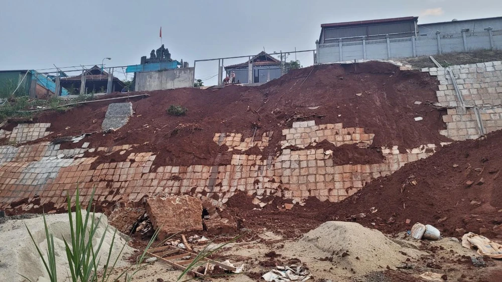 Nhà dân bị sạt lở nghiêm trọng do thi công làm đường. Ảnh: VL