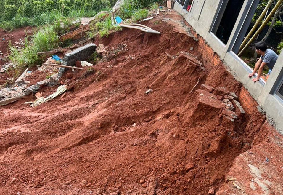 Nhà dân bị sạt lở nghiêm trọng do thi công làm đường. Ảnh: VL