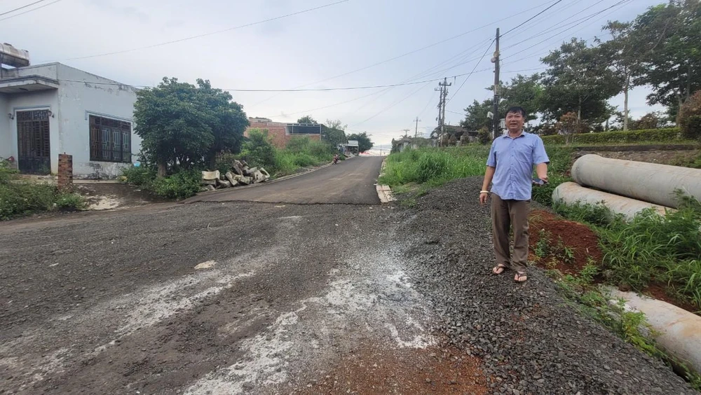 Dự án đường chưa làm mương thoát nước. Ảnh: VL