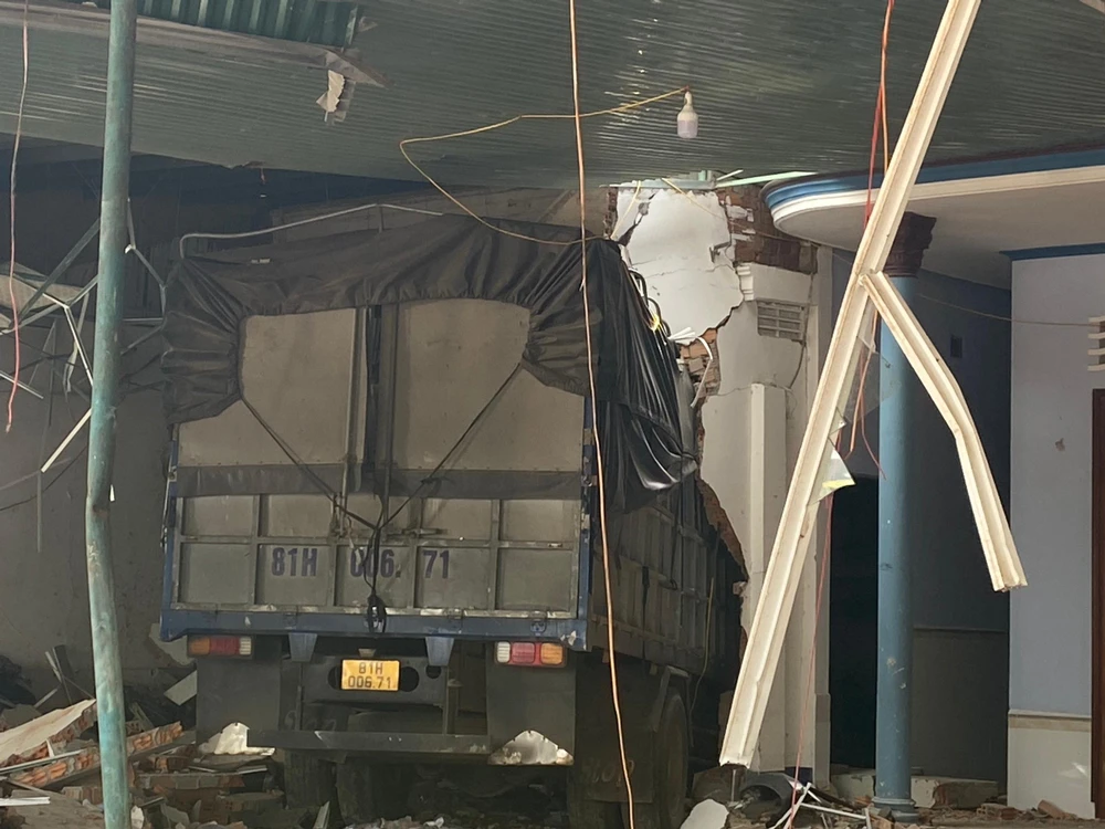 Xe tải lao vào nhà dân sau va quẹt với ô tô