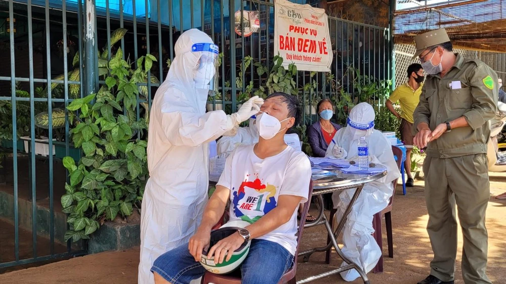 Bóc tách các F0 trong cộng đồng ở TP Buôn Ma Thuột hồi tháng 11-2021. Ảnh: VL