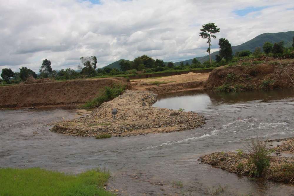 Vị trí ngăn suối ở xã Cư Pui. Ảnh: VLX