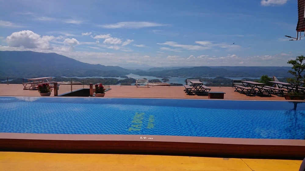 Bể bơi tại khu vực Nhà chú Đông. Ảnh: VL