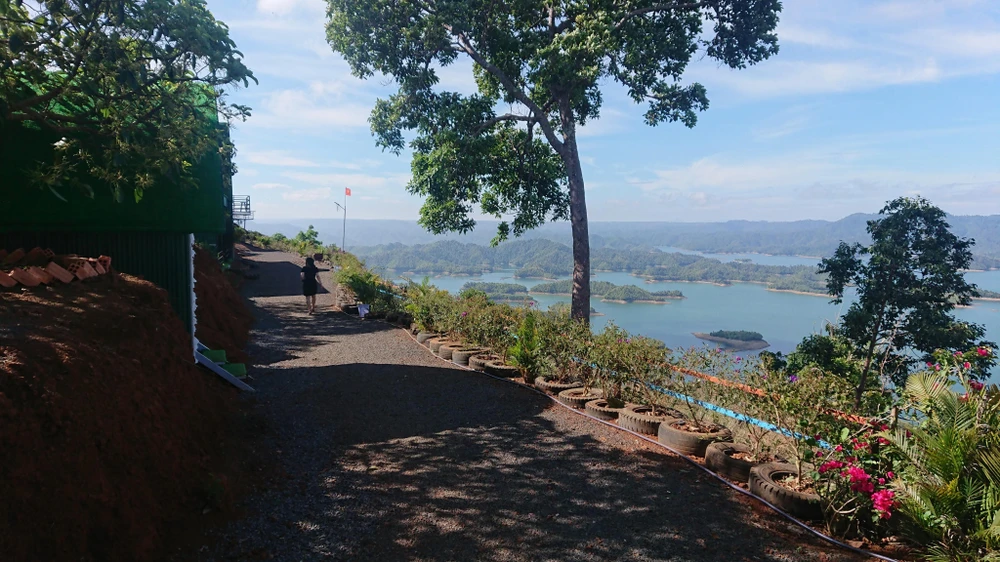 Khu du lịch tự phát xây dựng trái phép ở khu hồ Tà Đùng. Ảnh: VL