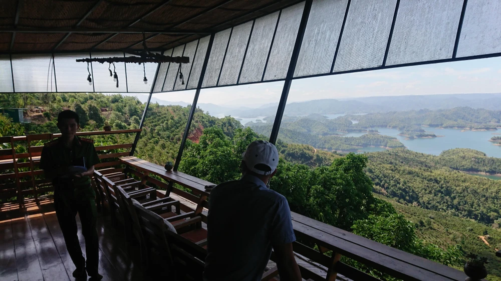 Nhiều công trình trái phép ở hồ Tà Đùng, xã Đắk Som. Ảnh: VL