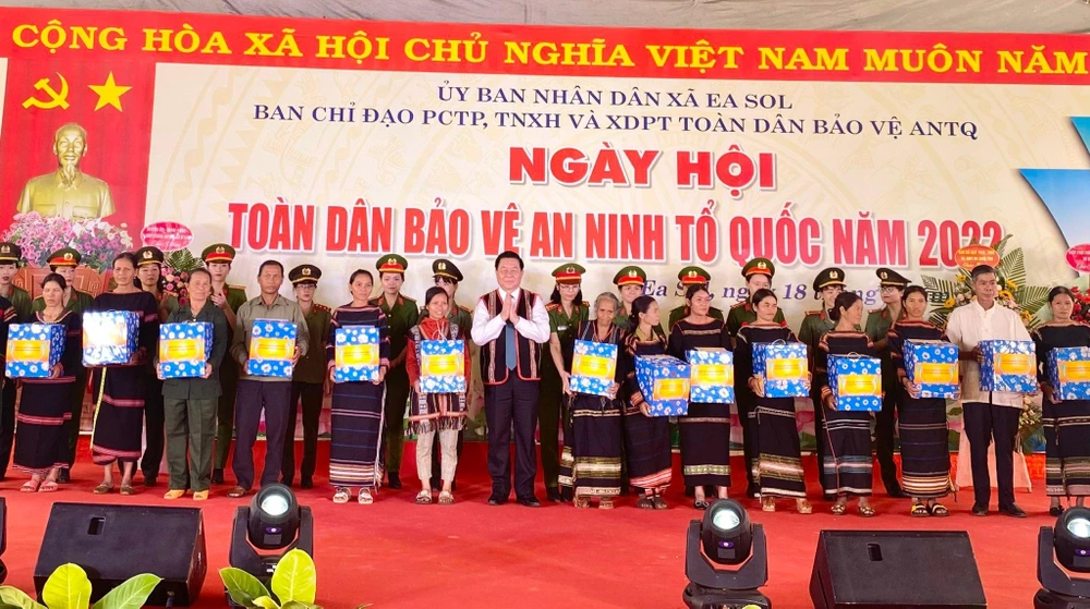 Trưởng ban Tuyên giáo Trung ương tặng quà cho người dân địa phương. Ảnh: TNT