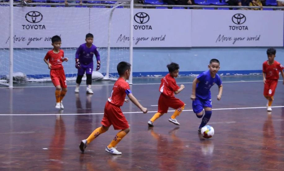 Một pha bóng trong trận khai mạc. Ảnh: TH