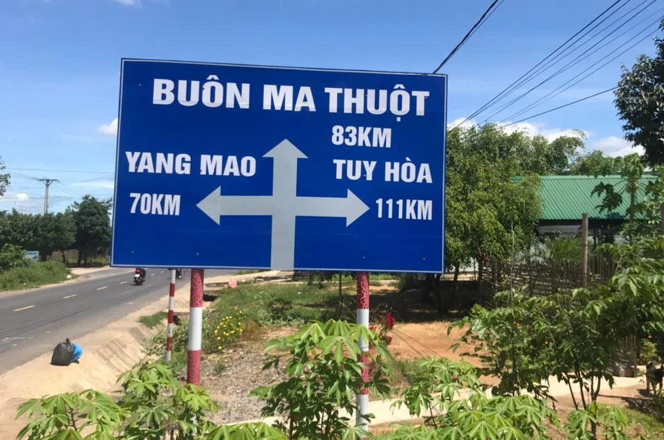 Bảng chỉ dẫn tên TP Buôn Ma Thuột trên Quốc lộ 26 đã được chỉnh sửa lại. Ảnh: VL