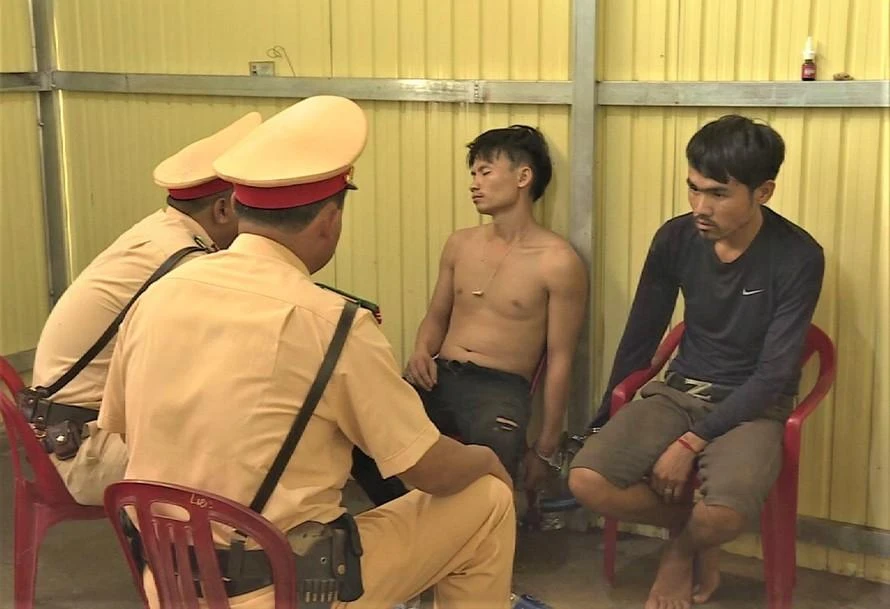 HVừ Bá Tếnh và Nhia Hơ bị CSGT Công an tỉnh Đắk Lắk bắt giữ. Ảnh: SĐ