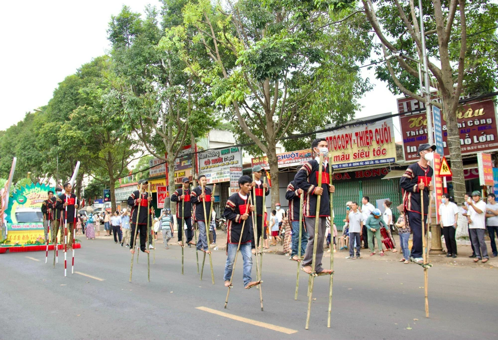 Một tiết mục biểu diễn của người dân tại lễ hội đường phố. Ảnh: LX