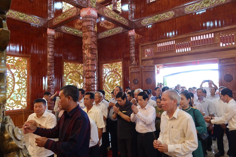 Lãnh đạo tỉnh ủy Đắk Lắk thắp hương tưởng niệm Đại tướng Võ Nguyên Giáp. Ảnh: LX