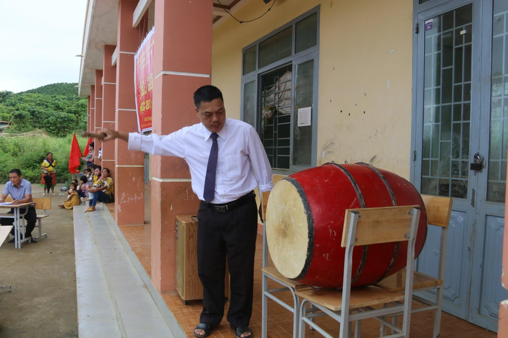 Ông Hà Hữu Phong Hiệu trưởng trường tiểu học La Văn Cầu đánh trống khai giảng. Ảnh: VLX