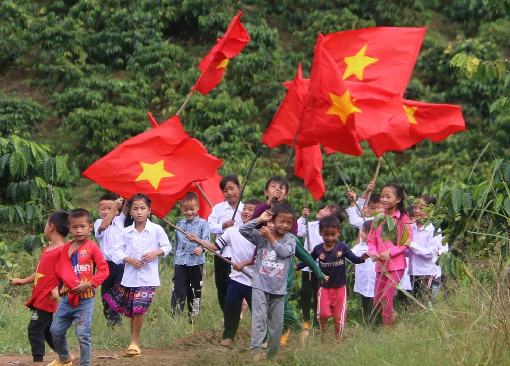 Học sinh đi dự khai giảng. Ảnh: LX