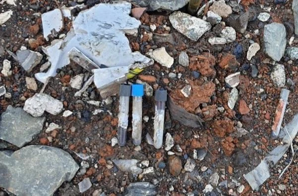 Nhiều dụng cụ test COVID-19 (ảnh trên) và vật dụng xét nghiệm y tế. Ảnh: LX