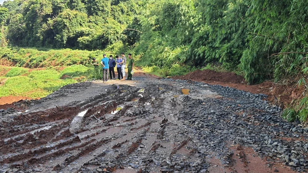 Lực lượng chức năng kiểm tra hiện trường. Ảnh: LX