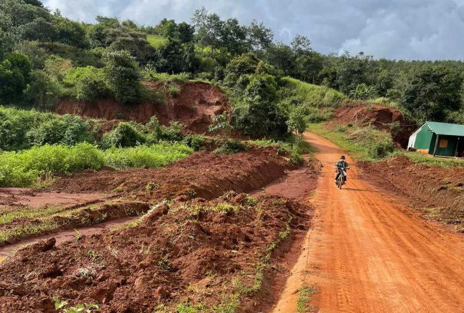 Vị trí đường sau khi đã được nạo vét bùn đất. Ảnh: HNL