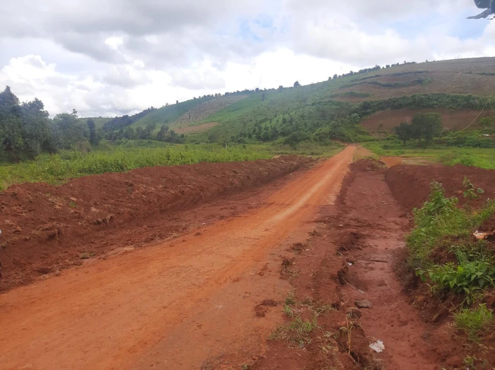 Đoạn đường đã được làm sạch sẽ bùn đất để học sinh dự khai giảng. Ảnh: LX