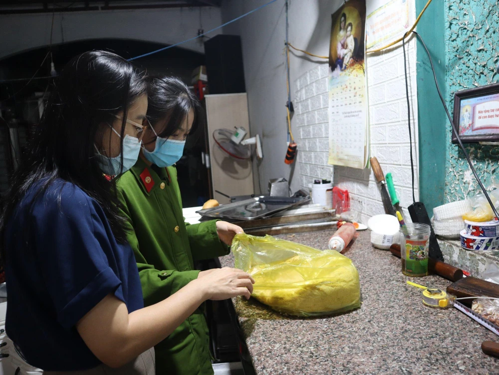 Cơ quan chức năng kiểm tra cơ sở bánh mì Đức Chính. Ảnh: VLX