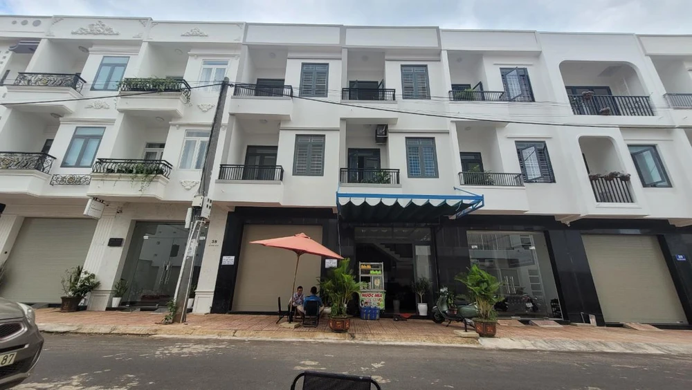 Một số người rao bán mỗi căn trị giá 4 tỉ đồng nhưng không có hồng. Ảnh: VL
