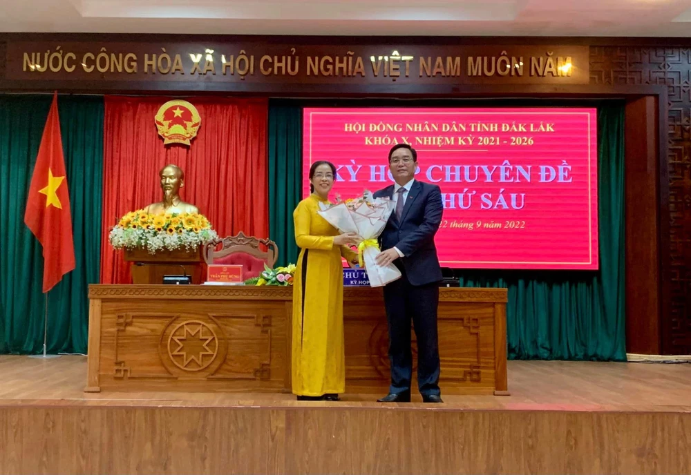 Bí thư Tỉnh ủy Đắk Lắk Nguyễn Đình Trung tặng hoa chúc mừng tân Chủ tịch HĐND tỉnh Huỳnh Thị Chiến Hòa. Ảnh: LX