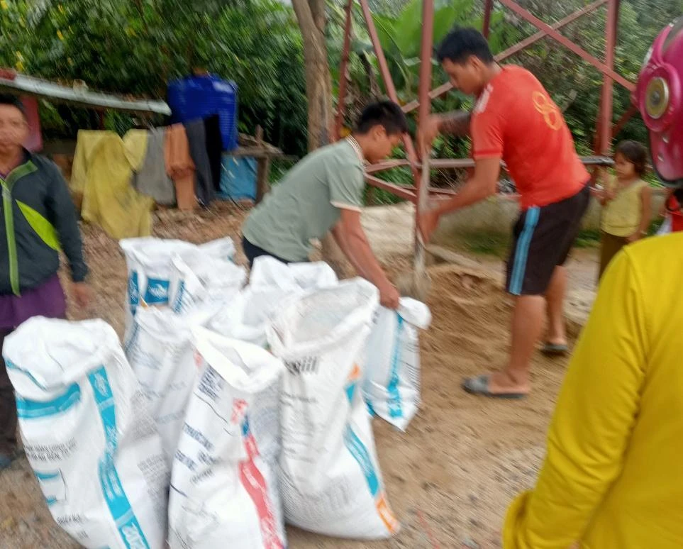 Người dân ở huyện Kon Rẫy chuẩn bị bao tải đựng cát để gia cố mái nhà. Ảnh: LX