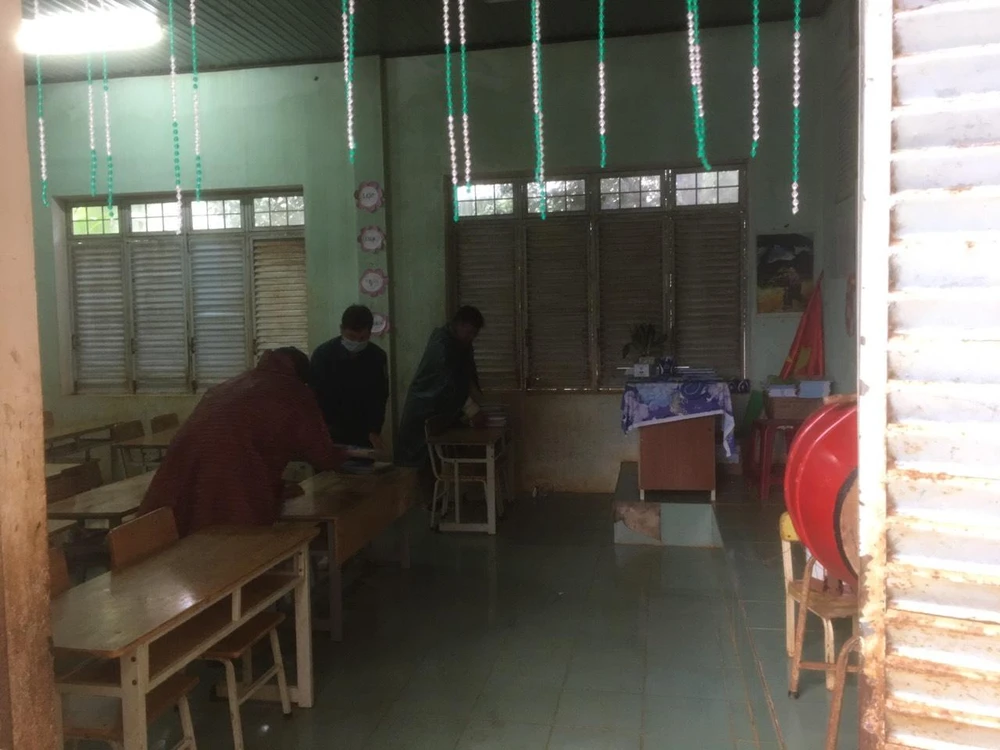 Hỗ trợ các trường học vận chuyển trang thiết bị đến nơi an toàn để tránh bão. Ảnh: LX