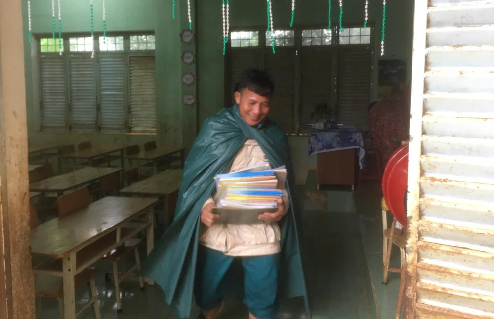 Cán bộ địa phương vận chuyển sách học sinh đến nơi an toàn. Ảnh: LX