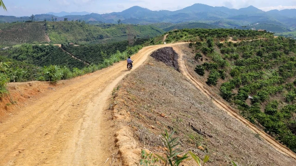 Đường vào cụm dân cư số 8, xã Đắk R'măng. Ảnh: VL