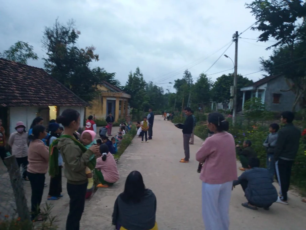 Cán bộ, người dân ở địa bàn huyện Kon Rẫy chuẩn bị phương án phòng chống lụt bão. Ảnh: AX