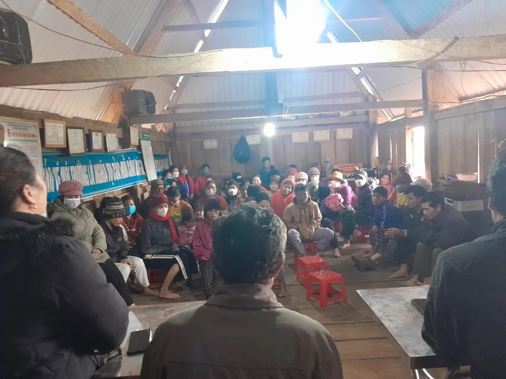 Tập huấn cho người dân kiến thức phòng chống lụt bão ở xã Ngọk Yêu, huyện Tu Mơ Rông. Ảnh: LX