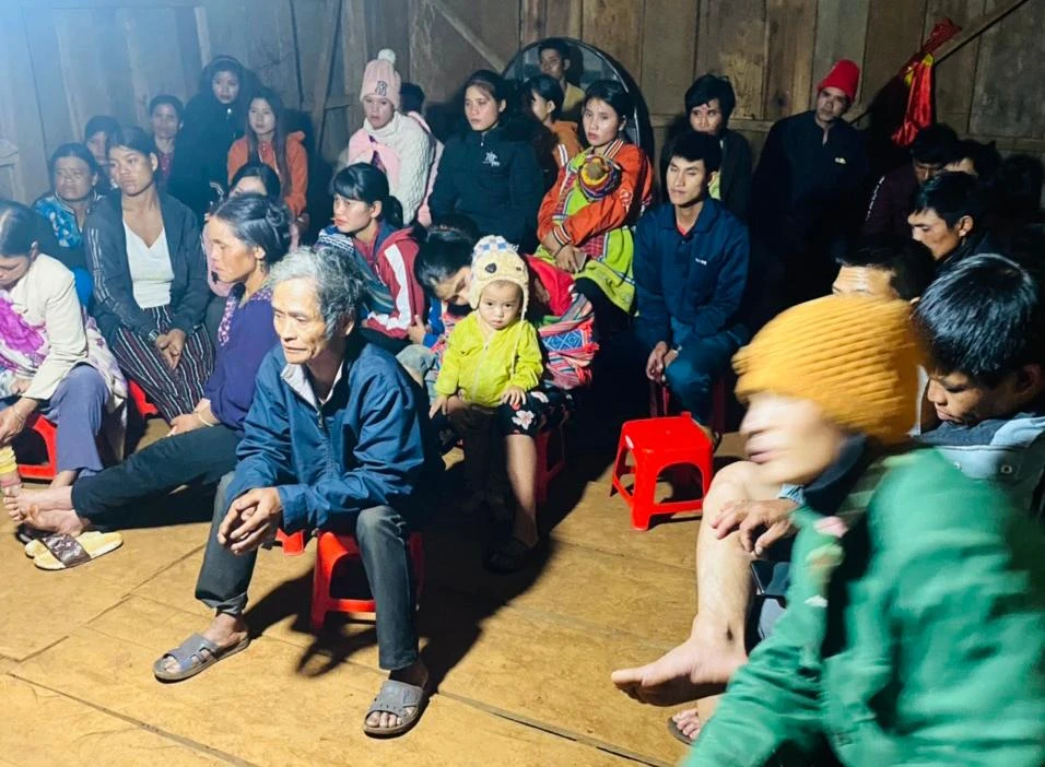 Người dân ở các thôn, buôn nghe phổ biến về công tác phòng chống lụt bão. Ảnh: A.X