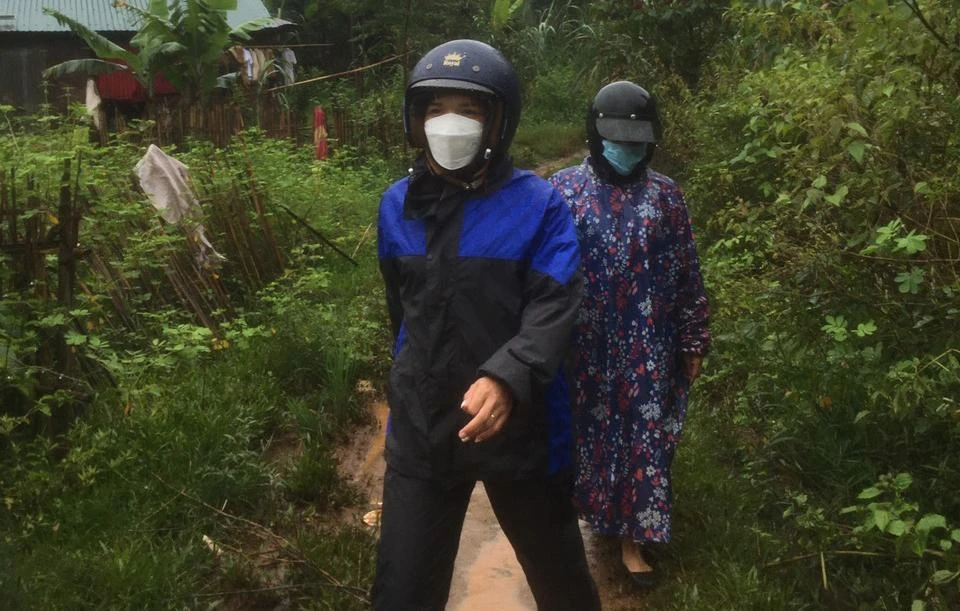 .... đi đến từng thôn. Ảnh: LX