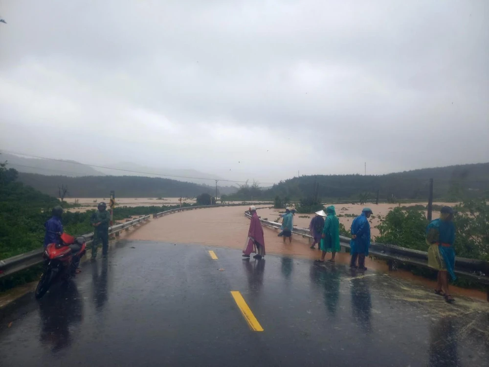 Đường Hồ Chí Minh đoạn qua huyện Đắk Glei bị ngập. Ảnh: AX