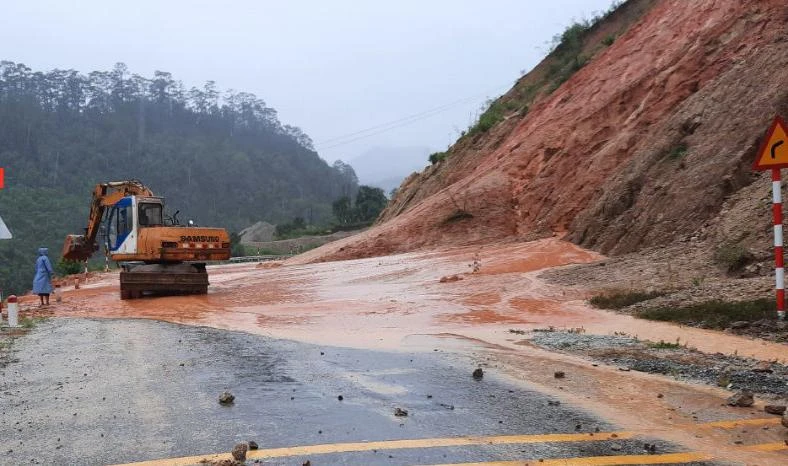 Bùn đất từ quả đồi đổ xuống Quốc lộ 40B. Ảnh: LX