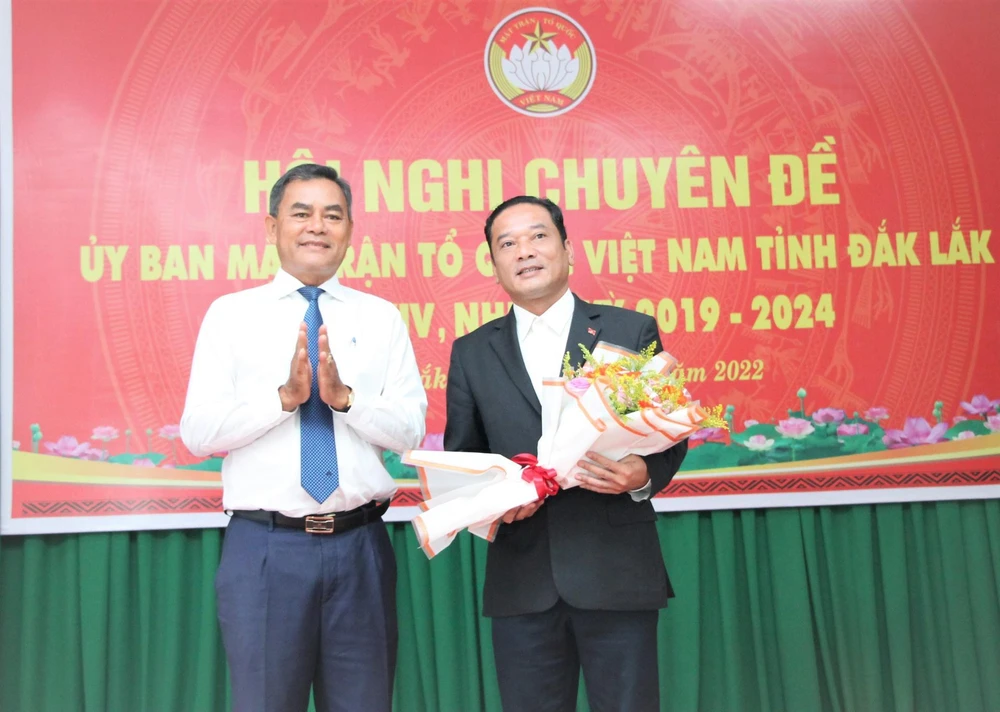 Ông Y Giang Gry Niê Knơng (bìa phải) tại hội nghị. Ảnh: LX