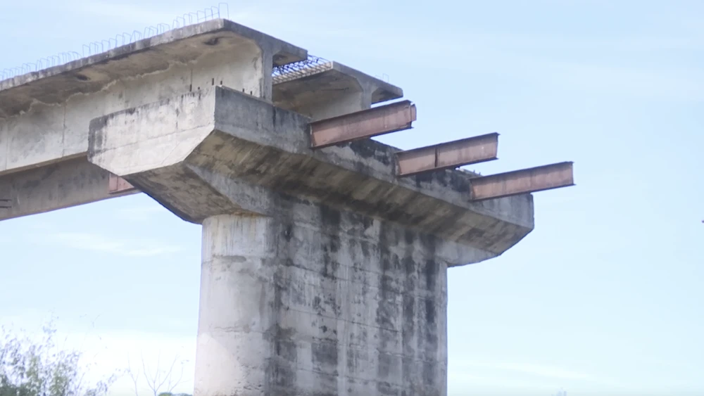 Cầu Quảng Phú phơi nắng mưa hơn 20 năm qua. Ảnh: VL