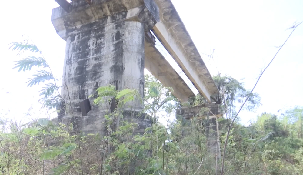 Cầu Quảng Phú xây dựng dở dang rồi bỏ hoang. Ảnh: VL