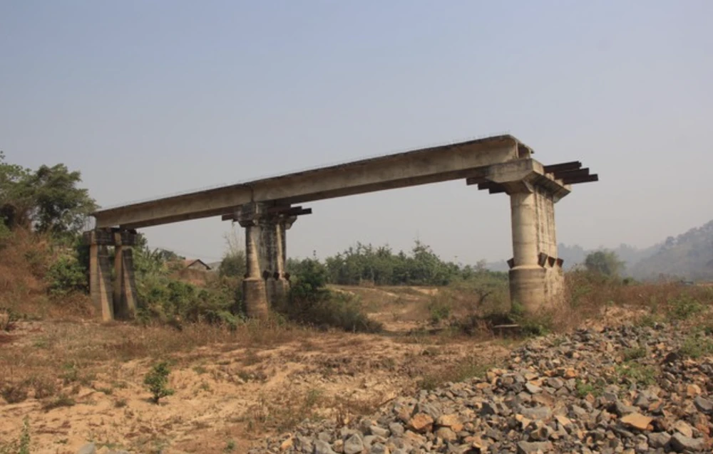 Cầu Quảng Phú bỏ hoang hơn 20 năm. Ảnh: VL