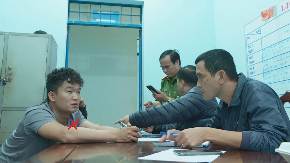 Cơ quan điều tra làm việc với một bị can trong vụ cướp nhà ông Vũ Văn Mỹ. Ảnh: AX