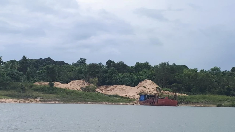 Núi cát khổng lồ trong khu bảo tồn thiên Ea Sô. Ảnh: VL