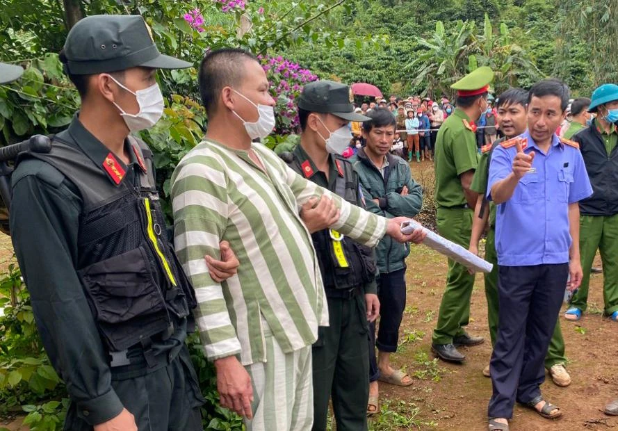 Thực nghiệm hiện trường vụ đốt xác người tình phi tang ở Đắk Nông. Ảnh: AX